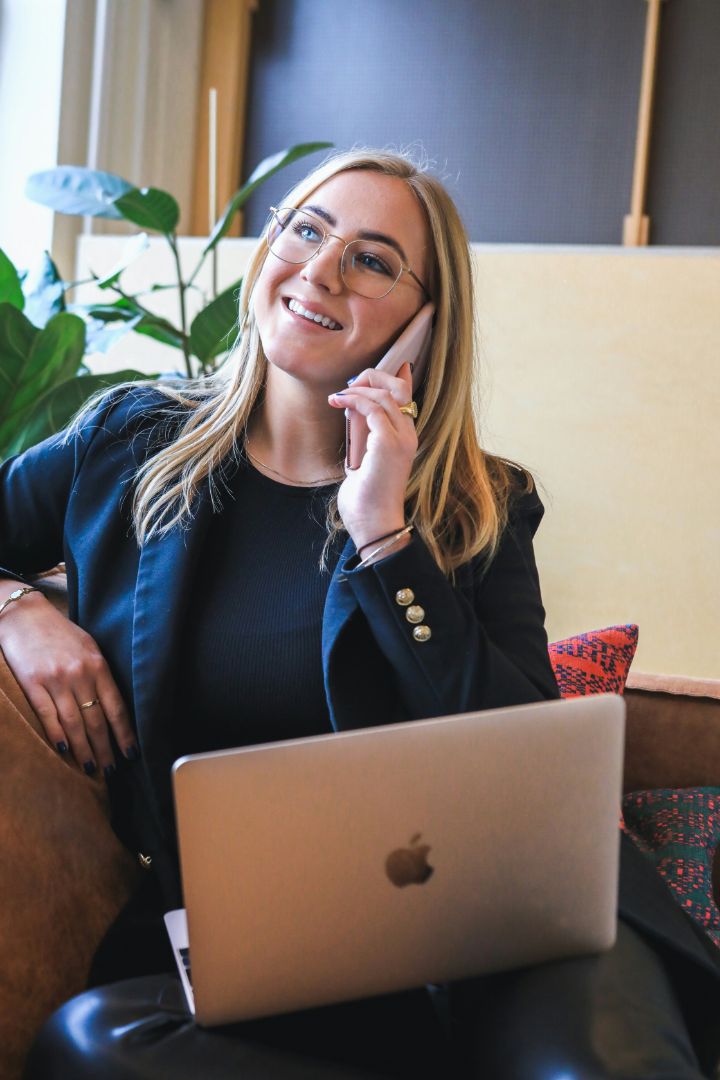 Vrouw in blauwe blazer die aan het bellen is.jpg